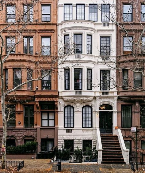 Chicago Brownstone, Brownstone Interiors, English Townhouse, Nyc Brownstone, Mod Aesthetic, Brownstone Homes, New York Brownstone, New York Townhouse, Nyc Townhouse