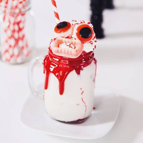 Halloween Freakshake, Cherry Flavoured, Cafe Drinks, Halloween Lollipop, Summer Ice Cream, Cupcake Designs, Icecream Bar, Halloween Treat, Cherry Flavor