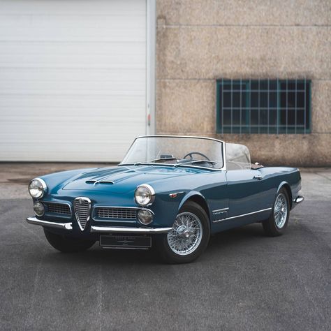 Alfa Romeo Giulia Spider, Vintage Alfa Romeo, Classic Alfa Romeo, Wallpaper Car Aesthetic, Garage Essentials, Luxury Cars Inside, Alfa Romeo Spider 916, Aesthetic Expensive, Alfa Romeo Spider Duetto