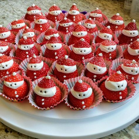 Strawberry Santa 🎄 Christmas Strawberries, Strawberry Santa, Strawberry Santas, Christmas Strawberry, Chocolate Santa, Christmas Cake Designs, Easy Christmas Treats, Strawberry Banana, Chocolate Strawberries