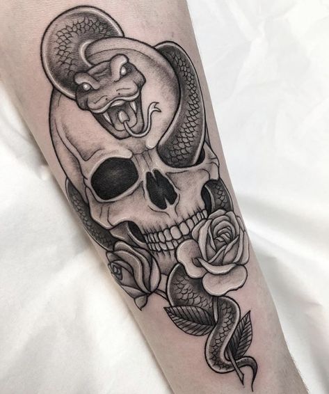 Skull Rose Tattoos, Snake Skull, Medusa Tattoo Design, Skull And Roses, Western Tattoos, Chicano Art Tattoos, Bicep Tattoo, Creepy Tattoos, Medusa Tattoo