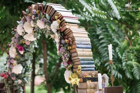 Book Arch, Wedding Arch Ideas, Wedding Planner Guide, White Wedding Arch, Parasol Wedding, Diy Wedding Arch, Arch Ideas, Bridal Parties Pictures, Wedding Arch Rustic