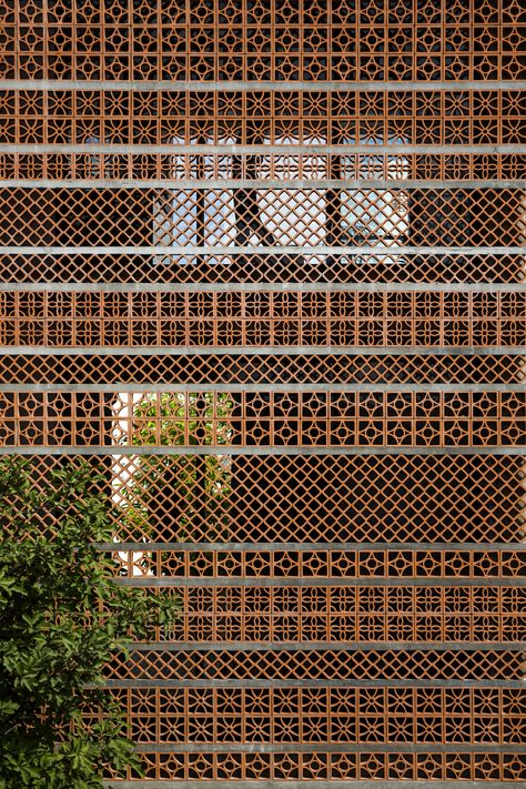 Sanuki Daisuke architects - Project - Apartment in Binh Thanh Terracotta Jaali Design, Tropical Facade, Social Architecture, Building Cladding, Exterior Wall Cladding, Brick Cladding, Brick Detail, Breeze Blocks, Brick Art