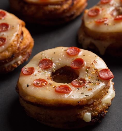 Pizza Donuts!!! Pizza Donut Recipe, Pizza Donuts, Patty Melt Recipe, Kat Diy, Doughnut Pan, Melt Recipe, Patty Melt, Crescent Dough, Donut Shape