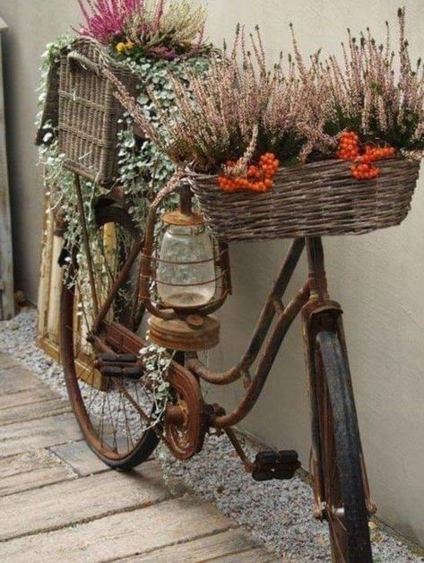 Tre Kunst, Bicycle Decor, Old Bicycle, Garden Deco, Garden Yard Ideas, Easy Garden, Garden Cottage, Rustic Gardens, Backyard Decor