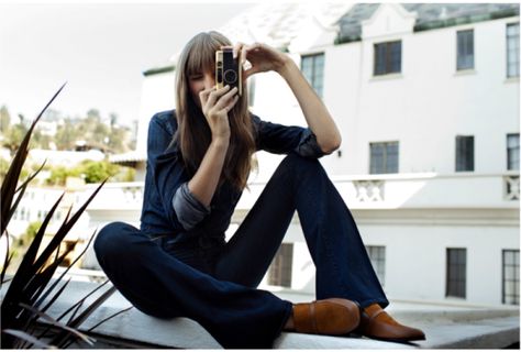 Photo Jane Birkin Fashion, Anna Carina, Feminine Tomboy, The Curated Closet, Denim Street Style, Best Leather Jackets, Loafers Women, Retro Photography, Jane Birkin