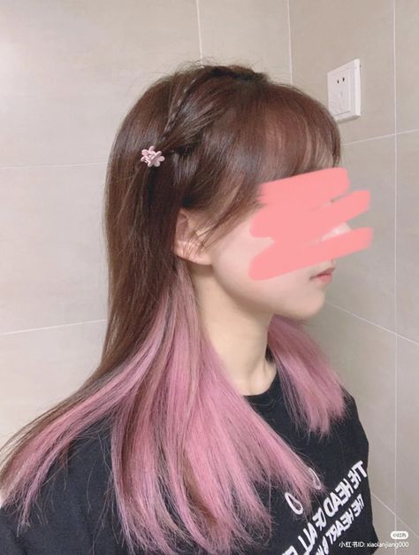 Pink Hair With Brown Highlights, Peekaboo Hair Long Straight, Pink Steak In Hair, Rose Gold Hair Peekaboo, Underside Highlights, Pink Underside Hair, Light Pink Underdye Hair, Chinese Hair Color Ideas, Pink Hair Streaks Underneath