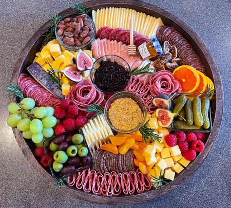 Round Board Charcuterie, Charcuterie Lazy Susan, Round Chacutery Board Ideas, Lazy Susan Charcuterie Board, Charcuterie Round Board Ideas, Charcuterie Board Round Platter, Large Round Charcuterie Board, Round Charcuterie Board Layout, Charcuterie Board Ideas Round