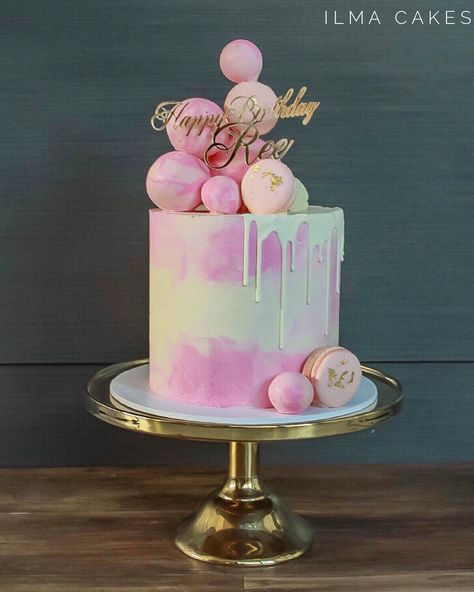 Marble Drip Cake, Chocolate Spheres On Cake, Pink And White Marble Cake, Chocolate Sphere Cake, Sphere Cake Ideas, Cakes With Macarons On Top, Cake Spheres, Pink Marble Cake, Sphere Cake