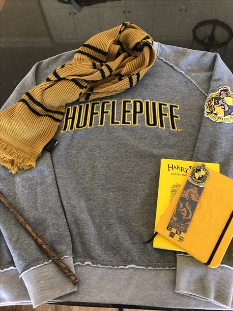 Hufflepuff Outfit, Harry Potter Fanları, Lily Calloway, Hufflepuff Aesthetic, Hufflepuff Pride, Casual Outfits For Women, Theme Harry Potter, Harry Potter Hufflepuff, Images Harry Potter