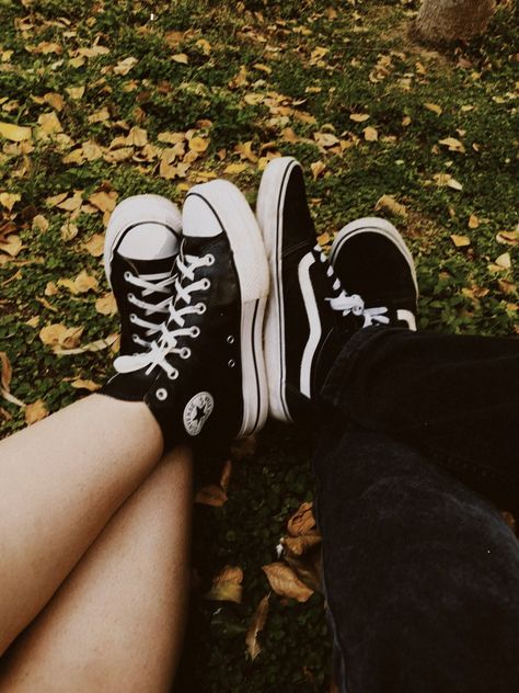 Ig: @imkarlafernanda #aesthetic #heartstopper #couple #tumblr #converse #vans Converse And Vans Aesthetic, Converse Couple, Aesthetic Heartstopper, Couples Converse, Couple Tumblr, Vans Aesthetic, Vintage Couples, Random Pictures, Visual Diary