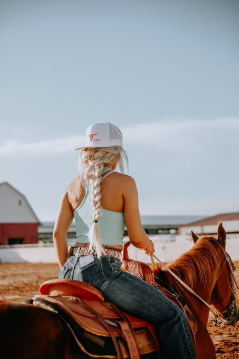 Fish Outfit, Solid Crop Tank Top, Leah Fish, Cowgirl Photoshoot, Foto Cowgirl, Granola Outfits, Cute Country Couples, Western Photoshoot