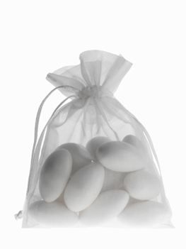 ITALIAN WEDDINGS Five almonds signify five wishes for the bride and groom: health, wealth, happiness, fertility, and longevity. These almonds decorate each place setting as favors, tucked into pretty boxes or tulle bags called *bomboniere* Wedding Favors Italian, Italian Wedding Favors, Italian Weddings, Wishes For The Bride, Jordan Almonds, Cheap Favors, Candy Wedding Favors, Italian Bags, Wedding Favors Cheap