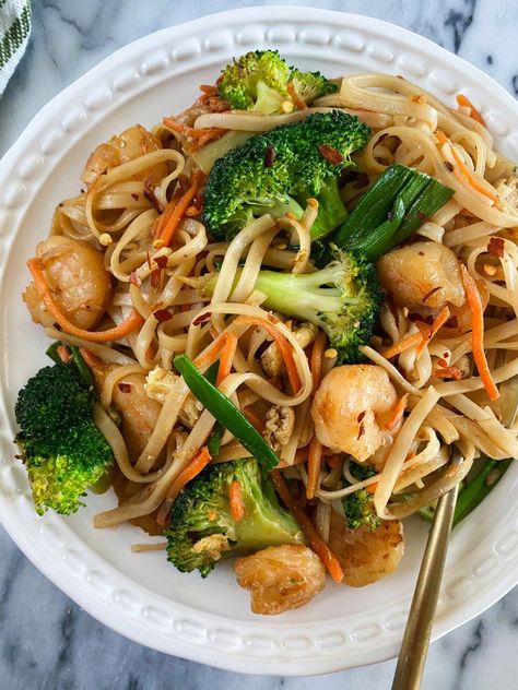 Stir Fry Rice Noodles, Stir Fry With Rice Noodles, Shrimp Rice Noodles, Stir Fry With Rice, Rice Noodles Recipe, Flat Rice Noodles, Fry Rice, Salad Appetizer Cups, Rice Noodle Recipes