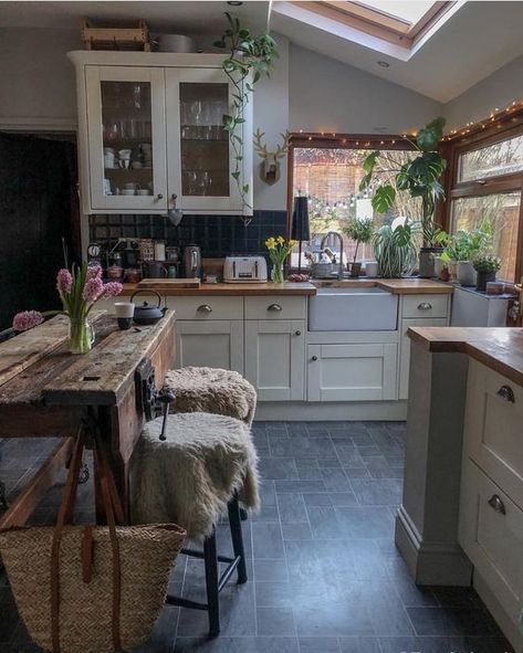 indoor plants kitchen decorating idea Kitchen Islands Ideas With Seating, Natural Wood Table, Corner Kitchen Cabinet, Plant Kitchen, Farmhouse Kitchen Island, Rustic Kitchen, 인테리어 디자인, A Kitchen, Kitchen Inspirations