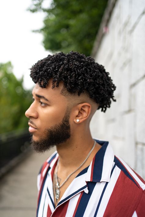 Waves Hairstyle Men With Design, Curls Hairstyles Men, Short Curly Hair Men Black, Black Men Curly Hair, Twist Out Hairstyles, Mens Hairstyles Side Part, African Hair Cut, Afro Hair Fade, Black Men Curly Hairstyles