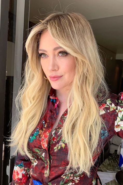 Hilary Duff Bangs, Blond Layers, 70s Layered Hair, 70s Haircuts, 70’s Hair, Bangs Curtain, Feathered Bangs, Hot Haircuts, 70s Hair