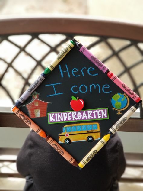 Grad cap with chalkboard backing 😉 Preschool Graduation Hat Decoration, Graduation Cap Designs For Kindergarten, Vpk Cap Decoration, Preschool Graduation Caps Diy, Cap Decoration Graduation Preschool, Toddler Graduation Cap Decoration, Preschool Cap Decoration Ideas, Diy Preschool Graduation Cap, Cap Decoration Graduation Kindergarten