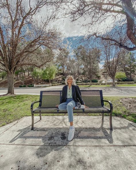 How To Pose On A Bench, Bench Picture Poses, Bench Poses Photography, Bench Photoshoot, Bench Poses, London Photoshoot, Senior Photo Poses, Summer Picture Poses, Selfie Photography