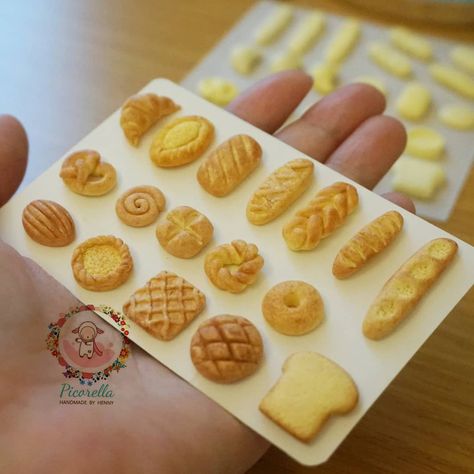 Clay Bakery, Clay Pastries, Polymer Clay Bread, Clay Croissant, Cinnamon Roll Polymer Clay, Miniature Clay Art Food, Air Dry Clay Food Miniature, Bullet Journal Lettering Ideas, Polymer Clay Miniatures