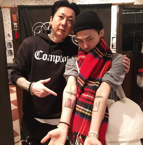 GD AND SOME CHANGES WITH TATTOOS G Dragon Tattoo, Gd Tattoo, Bigbang Daesung, Friendship Pics, G Dragon Top, Gd And Top, Gd Bigbang, Kwon Jiyong, Ji Yong