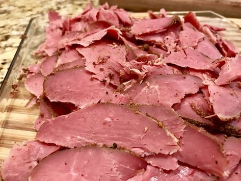 Pastrami Recipes, Roast Beef Dishes, Homemade Pastrami, Pastrami Recipe, Meat Curing, Cured Meat Recipes, Homemade Sausage Recipes, Sausage Making, Homemade Lunch