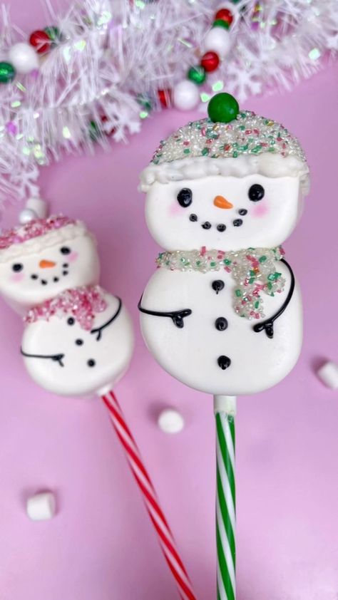 Marshmallow Pops Christmas, Hot Chocolate Party, Snowman Treats, Chocolate Dipped Treats, Christmas Food Treats, Marshmallow Snowman, Fancy Sprinkles, Snowman Cake, Chocolate Covered Marshmallows