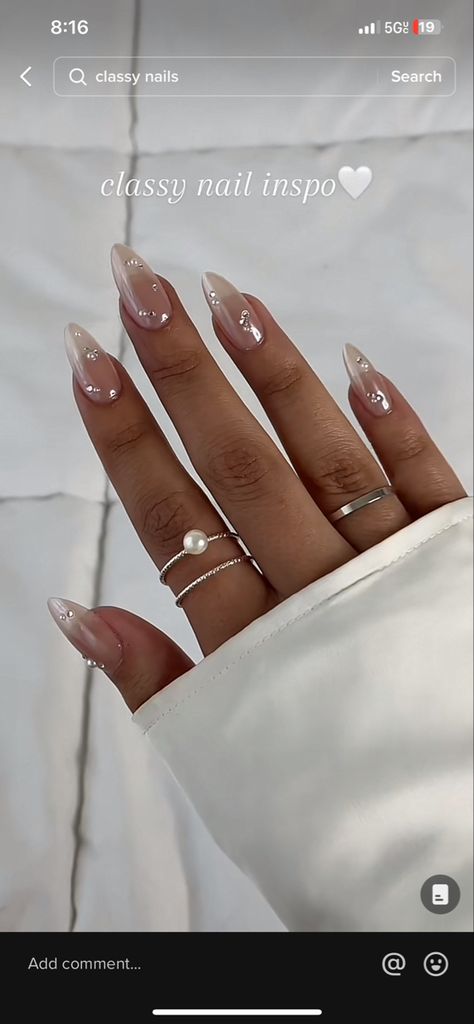 Classy Initial Nails, Minimalist Birthday Nails, T Initial On Nails, 21 Bday Nails, Almond Nails With Initial, 21 Birthday Nails Designs, Nail Designs With Initials, Nails Inspo Minimalist, 21st Bday Nails