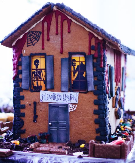 gingerbread house www.gingerbreadjournal.com Ginger Bread Halloween House, Haunted Mansion Gingerbread House, Horror Gingerbread House, Creepy Gingerbread House, Spooky Gingerbread House, Halloween Gingerbread House Ideas, Gingerbread Halloween, Golden Beetle, Haunted Gingerbread House