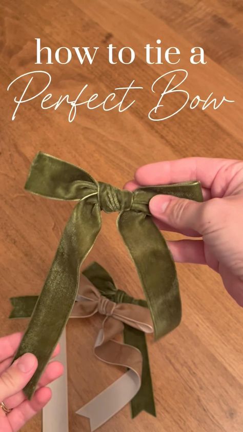 Ribbon Bow Tutorial, Velvet Christmas Bow, Make Bows, Christmas Bows Diy, Decorate Christmas, Velvet Bows, Gift Wrapping Inspiration, Easy Christmas Wreaths, Christmas Tree Bows