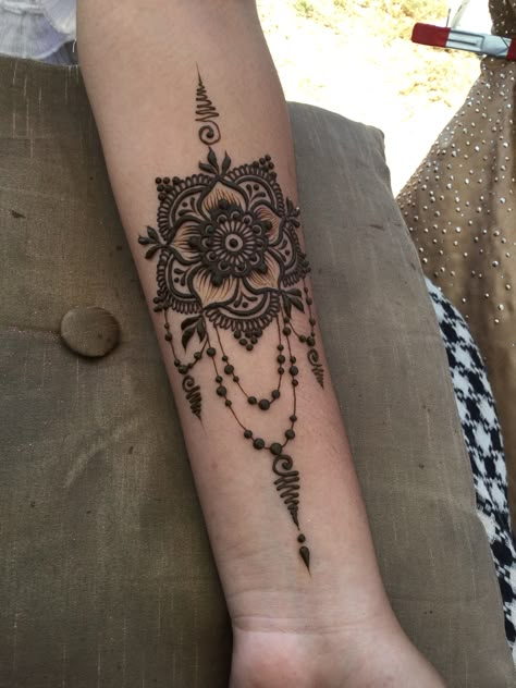 Forearm Henna Tattoo Women, Inner Arm Henna Design, Henna Inner Arm, Henna Tatoos Ideas Arm, Henna Forearm Design, Henna Designs Till Elbow, Henna Hand And Arm, Henna Design Arm, Henna Designs On Arm