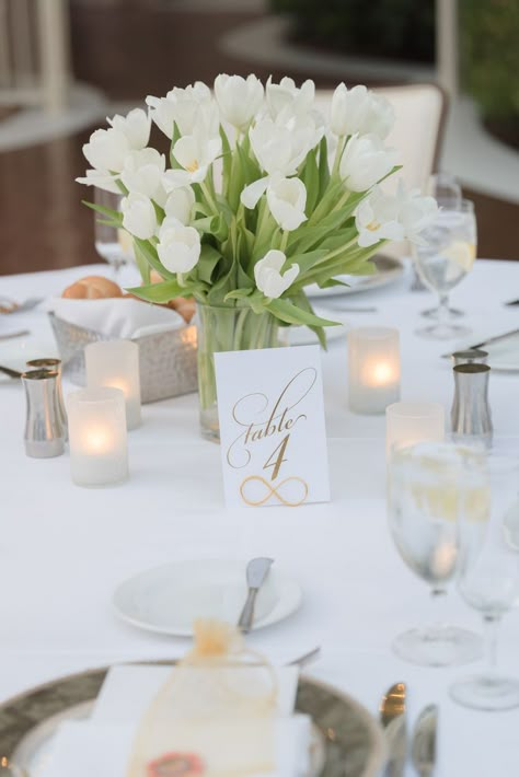 Tulips And Candles Centerpiece, Spring Wedding Flowers Centerpieces White Tulips, Short White And Green Centerpieces, Minimalist White Floral Arrangements, White Tulips Centerpiece Wedding, Tulip Wedding Decoration, Tulip Arrangement Wedding, Minimalist Flower Centerpieces Wedding, Tulips Decoration Wedding