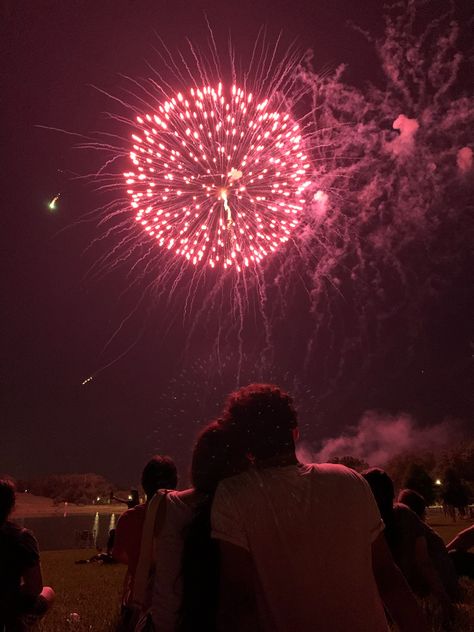 Cute Couple Pics Under Fireworks, Fireworks Pictures Couple, Couple Watching Fireworks Aesthetic, Couples Fireworks Pictures, Lovers Asethics Photos, Fireworks With Boyfriend, Couple Firework Pictures, Couple Watching Fireworks, Fireworks Date