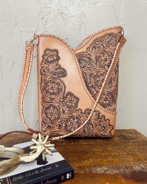 The Crusada✨ These would make the cutest little bags for your bible🤍 . . . Western Style | Western Fashion | Western Boutique Hand Tooled Leather Purse, Soft Western Aesthetic, Western Leather Purse, Southern Jewelry, Vogue Home, Western Bag, Handbags Handmade, Tooled Leather Bag, Tooled Leather Purse