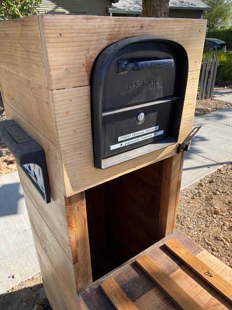 Mail Above, Parcels Below. Allows carriers to deliver mail and parcels curbside. Box also opens from the back, so mail and parcels can be collected without having to be on the busy street side. Large Mailbox Ideas For Packages Diy, Parcel Box Design, Mail Drop Box, Unique Mailbox, Large Mailbox, Unique Mailboxes, Diy Mailbox, Pioneer Days, Mailbox Ideas