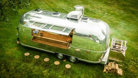 A Repurposed 1971 Airstream Safari Serves as a Chef’s Upscale Kitchen - autoevolution Airstream Food Trailer, Airstream Restaurant, Converted Airstream, Airstream Conversion, Airstream Food Truck, Airstream Bar, Airstream Kitchen, Upscale Kitchen, Lavish Dinner