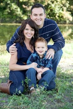 family of 3 Cute Family Photos, Family Portrait Poses, Family Picture Poses, Photography Poses Family, Family Photo Pose, Fall Family Pictures, Family Inspiration, Family Of 3, Foto Baby