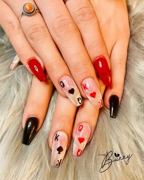 Vegas Nails Coffin, Vegas Nail Art Ideas, Las Vegas Nails Ideas Coffin, Cute Nails For Vegas, Subtle Vegas Nails, Nails With Cards Design, Las Vegas Manicure Ideas, Queen Of Hearts Nail Ideas, Las Vegas Nails Designs