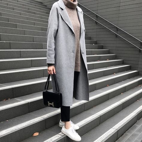 Light Grey Coat Outfit, Grey Wool Coat Outfit, Grey Coat Outfit, Weekend Offer, Grey Winter Coat, Gray Wool Coat, Minimal Wardrobe, Gray Coat, Cool Coats