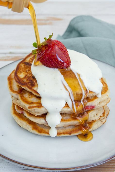 Vegan Strawberry Pancakes Fancy Pancakes, Strawberry Pancakes Recipe, Strawberry Pancake, Pancakes On A Stick, Vegan Pancakes Easy, Raspberry Pancakes, Strawberry Pancakes, Pancake Calories, Pancake Recipes