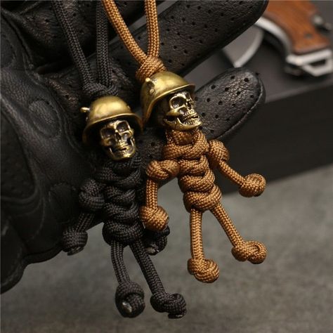 Calado Soldier King Keychain Pendants Penjants de joieria EDC 💎 #EDCKnifeBeads #KnifeAccessories #EverydayCarry #EDC #GearCustomization #TacticalBeads #ParacordBeads #HandcraftedBeads #ArtisanBeads #KnifeCollecting #KnifeEnthusiast #GearUpgrade #UniqueBeads #FunctionalArt Skeleton Soldier, Trendy Luggage, Biker Helmets, Motorcycle Keychain, Skull Keychain, Paracord Keychain, Metal Skull, Every Day Carry, Beading Tools