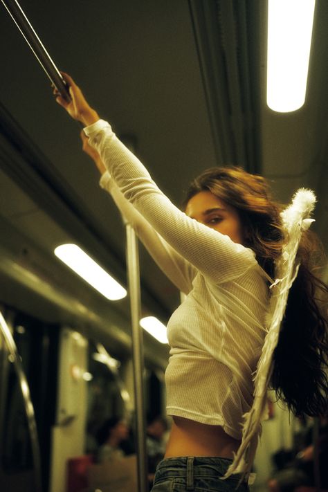 inspo for a creative shooting in the subway with angel wings ig @anavavx New York Subway Photoshoot, Subway Photoshoot Aesthetic, Tube Photoshoot, Train Poses, Subway Shoot, Subway Photoshoot, Subway Photography, Ttc Subway, Train Concept