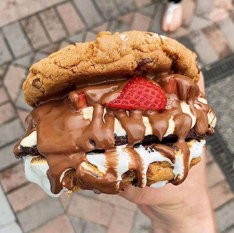 Daily Food Post 📍 on Instagram: “🍪Cookie Burger🍪 Tag someone below 👇 . 2 Homemade Chocolate Chip Cookies Filled With •Fudge Brownie Circle •Edible Cheesecake Filling •Fresh…” Edible Cookie Dough Recipe For One, Sweet Burger, Burger Cookies, Homemade Chocolate Chips, Homemade Chocolate Chip Cookies, Fudge Brownie, Cookie Dough Recipes, Cheesecake Filling, Beach Cafe