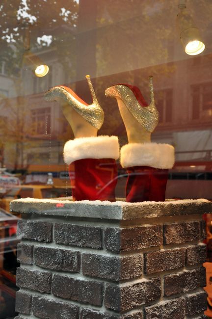 Winter Shop Window Display, Christmas Store Decor Ideas, Retail Christmas Decor, Boutique Christmas Window Display, Vintage Christmas Window Display, Boutique Christmas Decor, Storefront Christmas Displays, Window Displays Christmas, Christmas Window Ideas