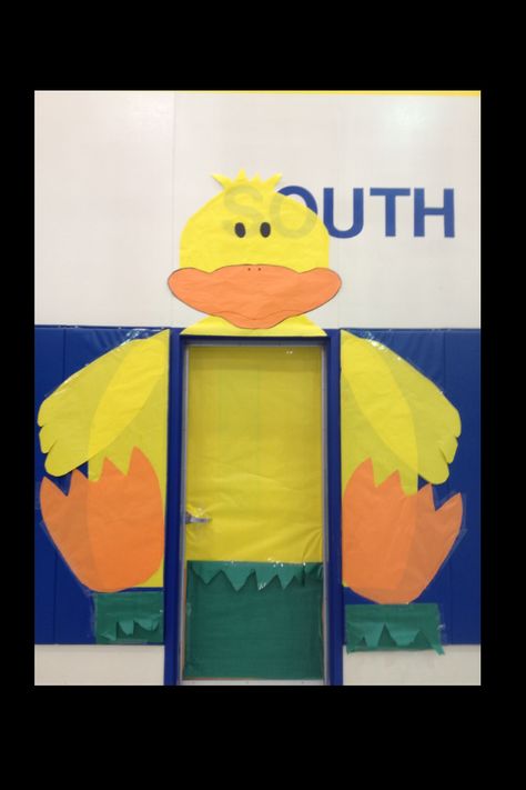 Duck door for school decoration Pantry Door Decor, Small Closet Door Ideas, Duck Ideas, March Art, Cabinet Door Designs, Garage Door Hardware, Glass Pantry Door, Old Barn Doors, School Decoration