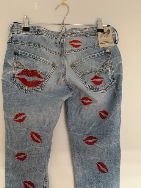 90s Painted Jeans, Jeans With Painting, Vintage Diy Clothes, Things To Do With Jeans, Painted Clothes Diy Jeans, Words On Jeans, Art On Clothes Paint, Hand Painted Jeans Diy Ideas, Paint Jeans Ideas