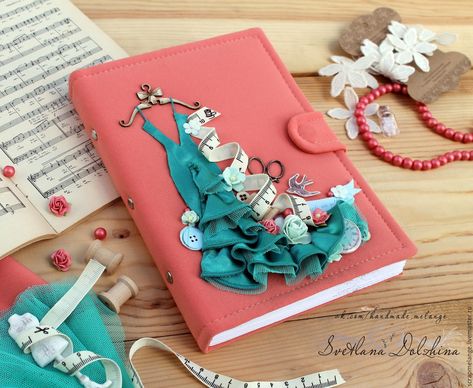 Sewing Machine Drawing, File Decoration Ideas, Creative School Project Ideas, Scrapbook Cover, Fashion Illustration Collage, Fashion Design Books, Book Crafts Diy, Portfolio Covers, Sewing Cards