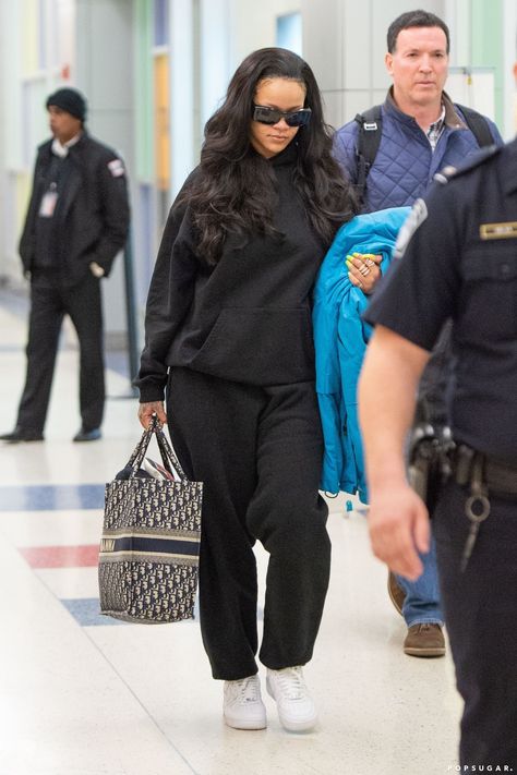 Classy Airport Outfit, Cute Airport Outfit, Looks Rihanna, Rihanna Outfits, Rihanna Style, Travel Outfits, Lazy Day Outfits, Chill Outfits, Airport Outfit