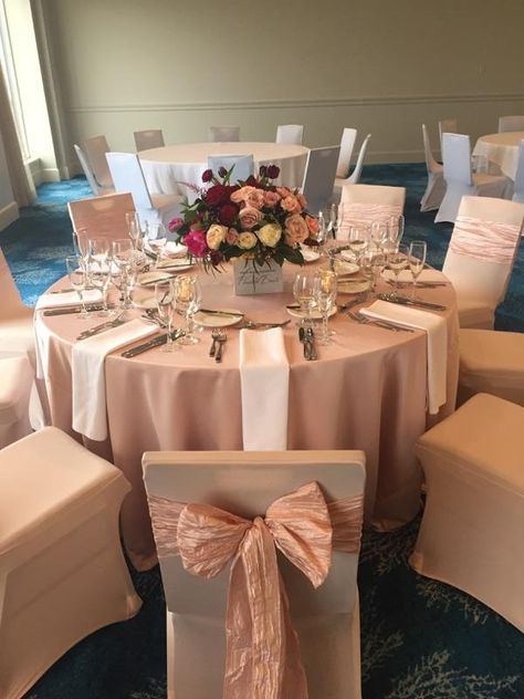 Rose Gold Party Table Set Up, Debut Table Set Up, Pastel Pink Quinceanera Theme, Rose Gold Birthday Party Table Settings, Quince Table Decor, Quince Table Setup, Quince Table Decorations, Quince Court Table, Rose Gold Quinceanera Decorations