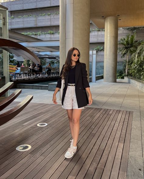 Short Com Blazer, Short With Blazer Outfits, Look Blazer E Short, Blazer Com Short, Look Tenis Nike, Short And Blazer Outfit, Shorts With Blazer Outfits, Blazer With Shorts Outfit, Look Short Branco